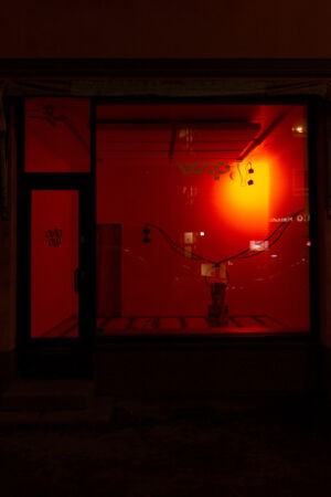 wip - 2022 - Outo Olo - punainen valaistus aukiolon ulkopuolella - Kuva Emma Sarpaniemi